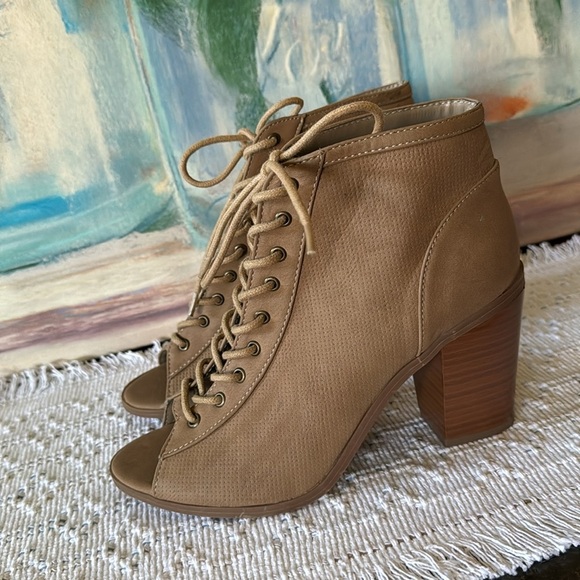 Y-Not? Lace Up Tan Leather Like Perforated Bootie Open Toe Block Heel Sz 7.5 - Picture 5 of 10